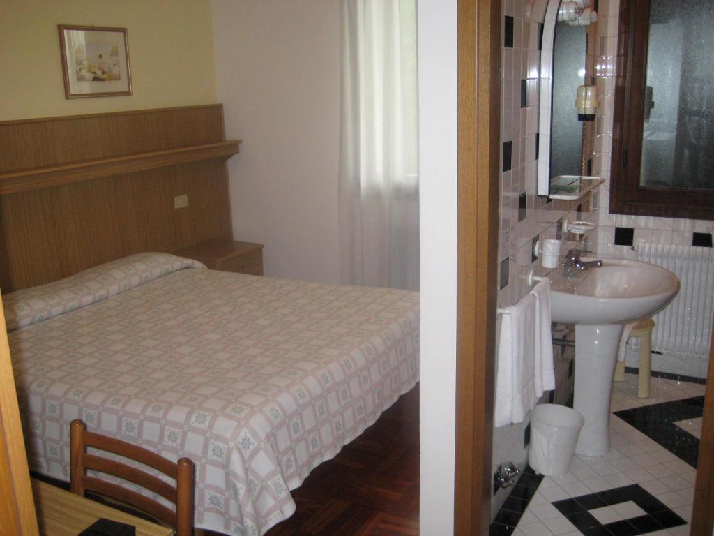 Hotel Ristorante Dotto Varago Quarto foto